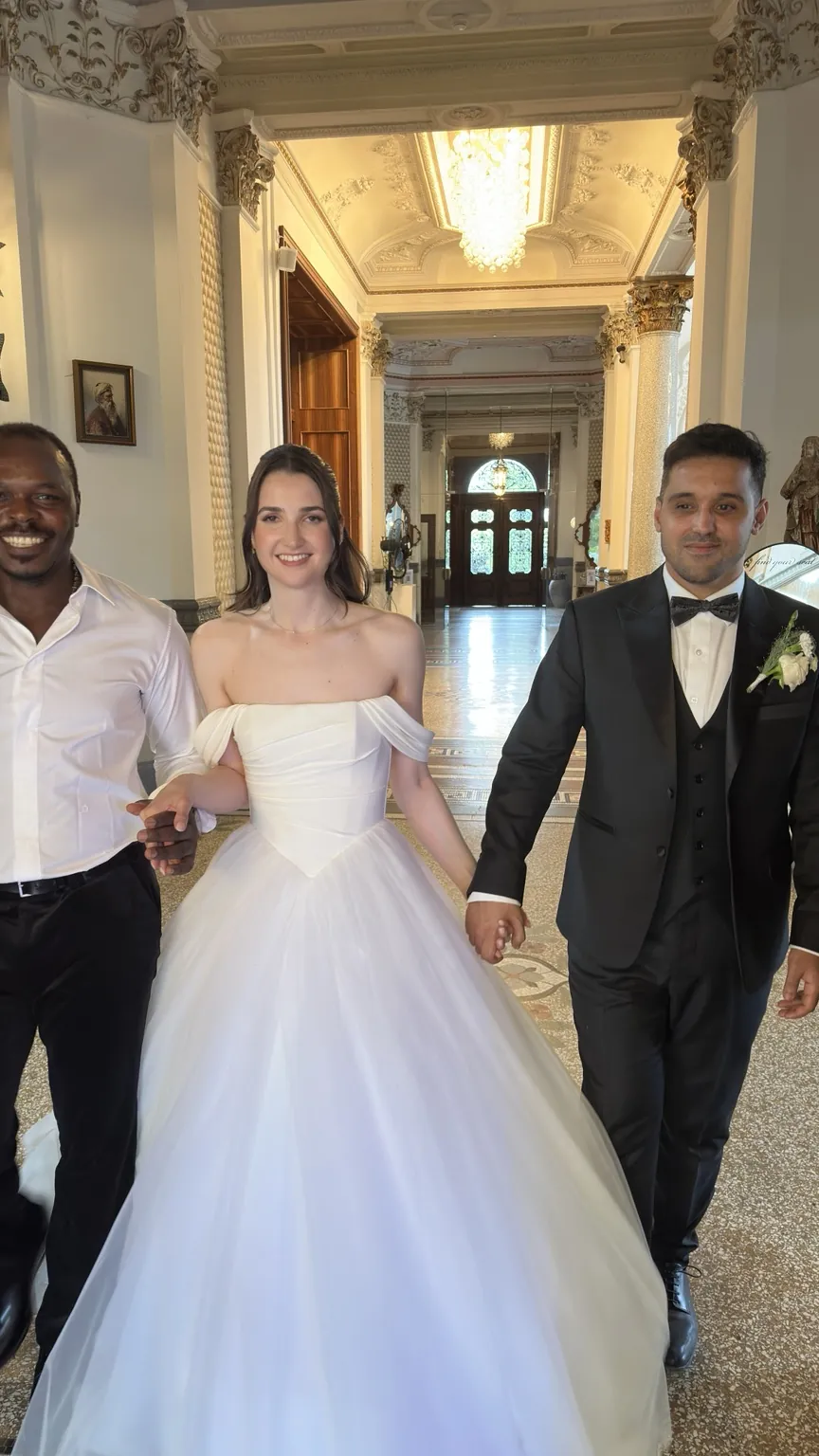 DJ Fidel mit einem Hochzeitspaar in einer eleganten Location